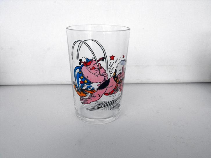 Asterix en Obelix glas Obelix slaat romein KO, Verzamelen, Stripfiguren, Zo goed als nieuw, Gebruiksvoorwerp, Asterix en Obelix