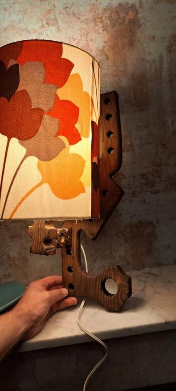 Vintage Houten Wandlamp Bloemenkap met retro design beschikbaar voor biedingen