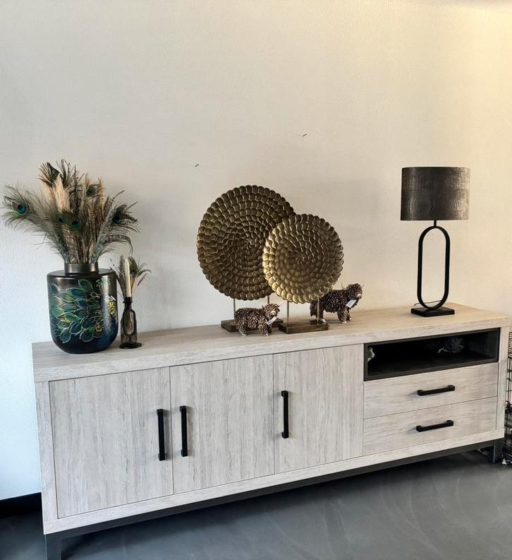 Mooie dressoir en tv meubel, Huis en Inrichting, Kasten | Dressoirs, Zo goed als nieuw, 200 cm of meer, 25 tot 50 cm, Ophalen