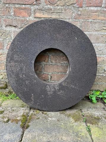 grote slijpsteen beschikbaar voor biedingen
