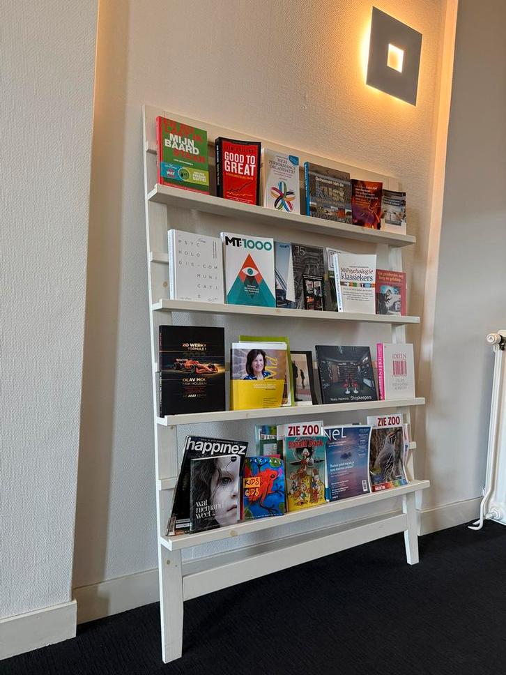 Vt Wonen Boekenrek/Tijdschriftenrek - Zo Goed Als Nieuw, Huis en Inrichting, Kasten | Boekenkasten, Zo goed als nieuw, 100 tot 150 cm