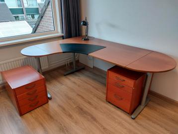 Bureau met ladekasten en staande kast beschikbaar voor biedingen