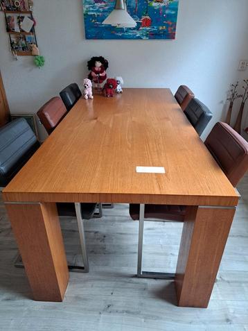 Eettafel beschikbaar voor biedingen