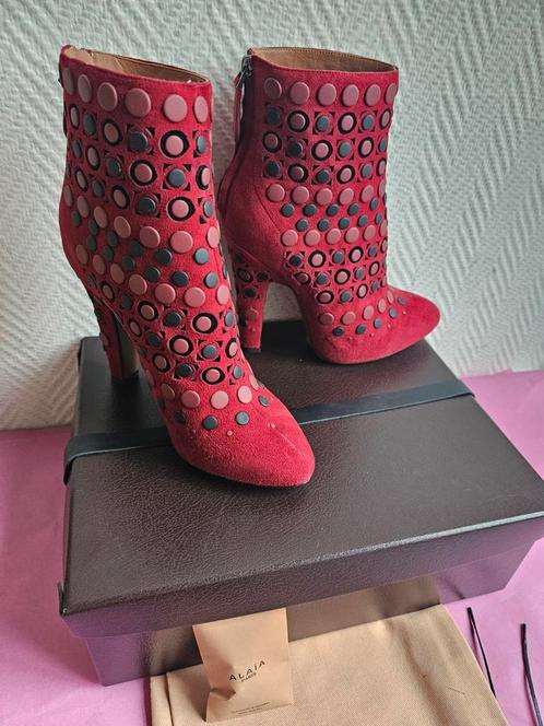 Alaïa laarsjes rood sueds studs nieuw, Kleding | Dames, Schoenen, Nieuw, Lage of Enkellaarzen, Rood, Ophalen of Verzenden