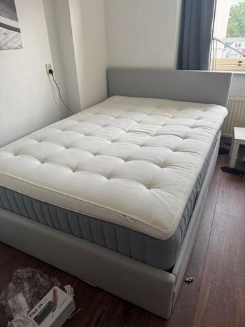 Lekker boxspring bed beschikbaar voor biedingen