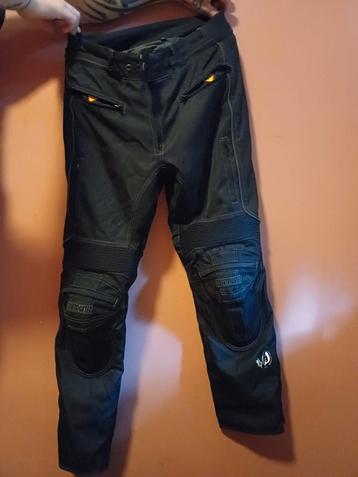 Mooie motorbroek, dubbel gevoerd. Maat 52 beschikbaar voor biedingen