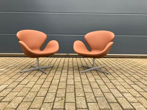 2x Fritz Hansen Swan chair in Cognac leder, NIEUW!!!, Huis en Inrichting, Fauteuils, Ophalen of Verzenden