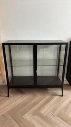 MILSBO vitrinekast van IKEA te koop – kleur antraciet/zwart, Huis en Inrichting, Kasten | Vitrinekasten, Ophalen, Gebruikt, 100 tot 150 cm