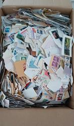 Doos vol wereld postzegels.  Ruim 3 kilo, Postzegels en Munten, Postzegels | Volle albums en Verzamelingen, Verzenden, Nederland en Buitenland