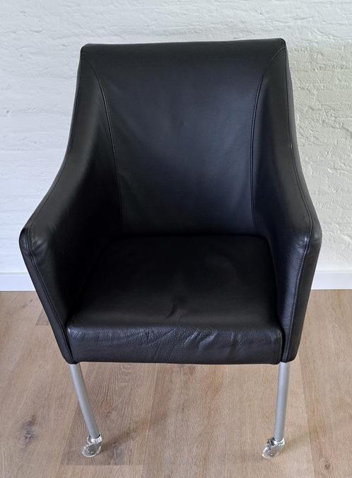 2 zwart lederen eetkamerstoelen met zwenkwieltjes, Huis en Inrichting, Stoelen, Gebruikt, Twee, Leer, Metaal, Zwart, Ophalen