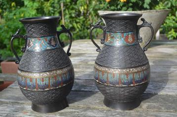 2 Japanse vazen Brons of koperlegering met cloisonné beschikbaar voor biedingen