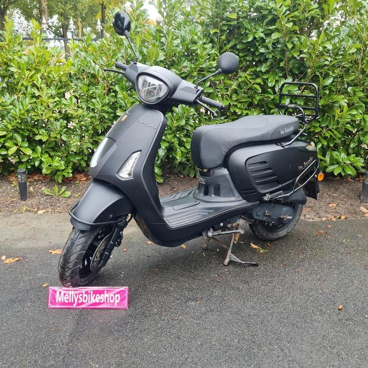 Lasouris designo vespa look mat zwart 2021, Fietsen en Brommers, Scooters | Overige merken, Zo goed als nieuw, Benzine, Ophalen