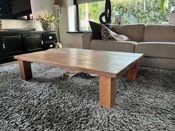 Robuuste salontafel  beschikbaar voor biedingen