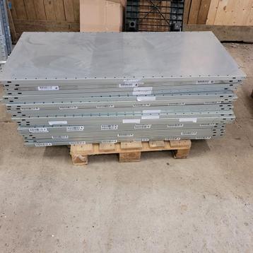 Complete set metalen stellingrekken – 5 rekken, 25 legborden beschikbaar voor biedingen