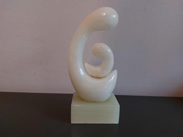 beeld moeder met kind marmer natuursteen  beschikbaar voor biedingen