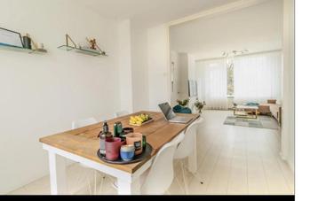 Mooie landelijke eethoek met houten blad en witte poten beschikbaar voor biedingen