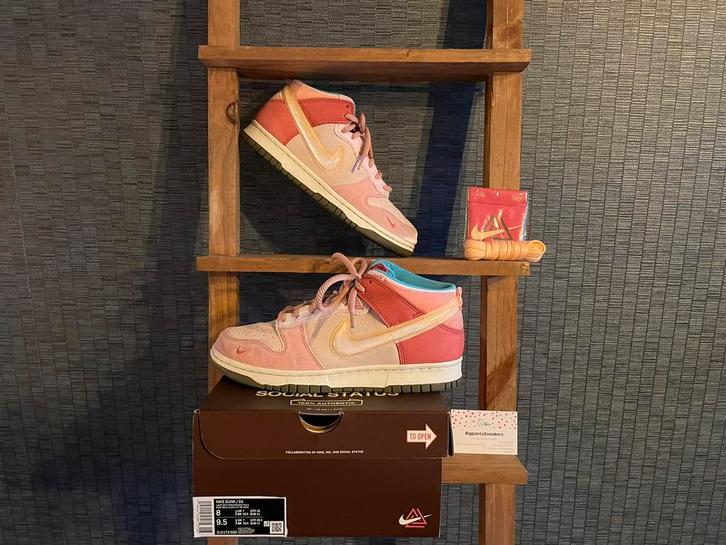 Nike Dunk Mid Social Status EU 41 Free Lunch Strawberry pink, Kleding | Dames, Schoenen, Zo goed als nieuw, Sneakers of Gympen
