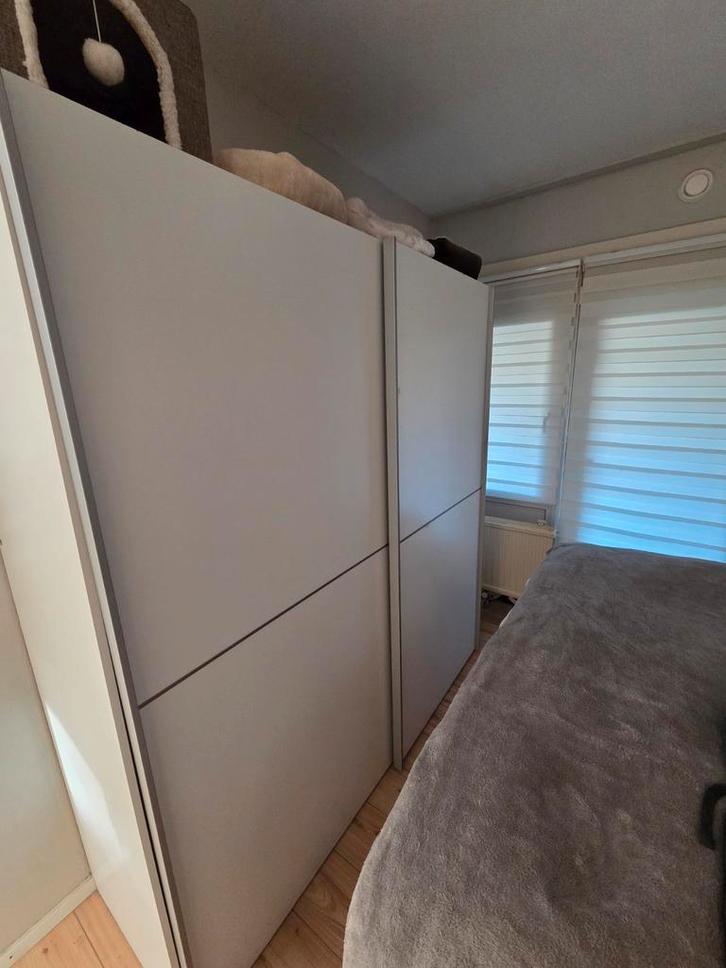 Slaapkamerkast met 2 schuifdeuren ligt grijs, Huis en Inrichting, Slaapkamer | Boxsprings, Gebruikt, Tweepersoons, Grijs, Ophalen