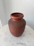 Bruine vintage vaas met reliëfstructuur, Rond, Ophalen of Verzenden, Zo goed als nieuw, Minder dan 25 cm