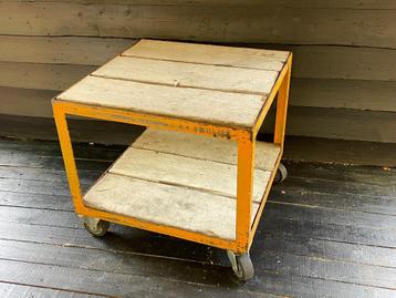 INDUSTRIELE SALONTAFEL BIJZETTAFEL met mooie patina beschikbaar voor biedingen