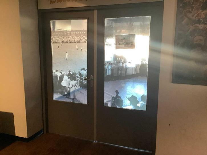 Ajax dubbele deuren met retro Ajax foto (SC Leeuwarden) 1952, Verzamelen, Sportartikelen en Voetbal, Gebruikt, Overige typen, Ajax