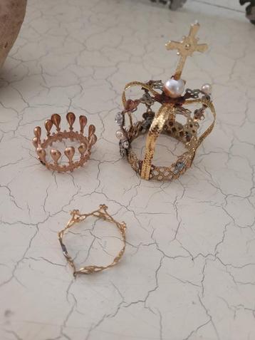 3 kleine vintage metalen kroontjes set pr 14,95 foto 1 t/m 3 beschikbaar voor biedingen