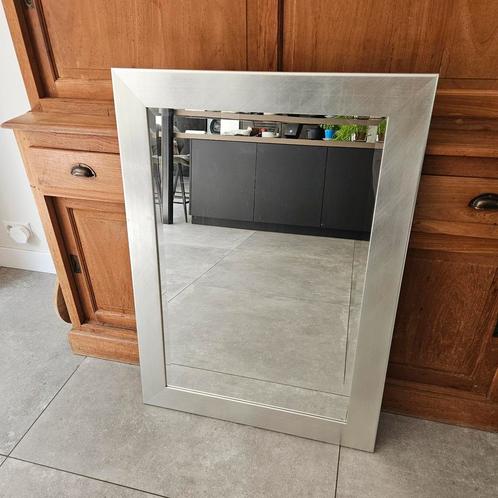 Spiegel 110 x  80 geborsteld aluminium look houten lijst, Huis en Inrichting, Woonaccessoires | Spiegels, Gebruikt, 75 tot 100 cm