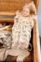 Oude of Antieke pop in koffertje met poppenkleren etc., Ophalen of Verzenden