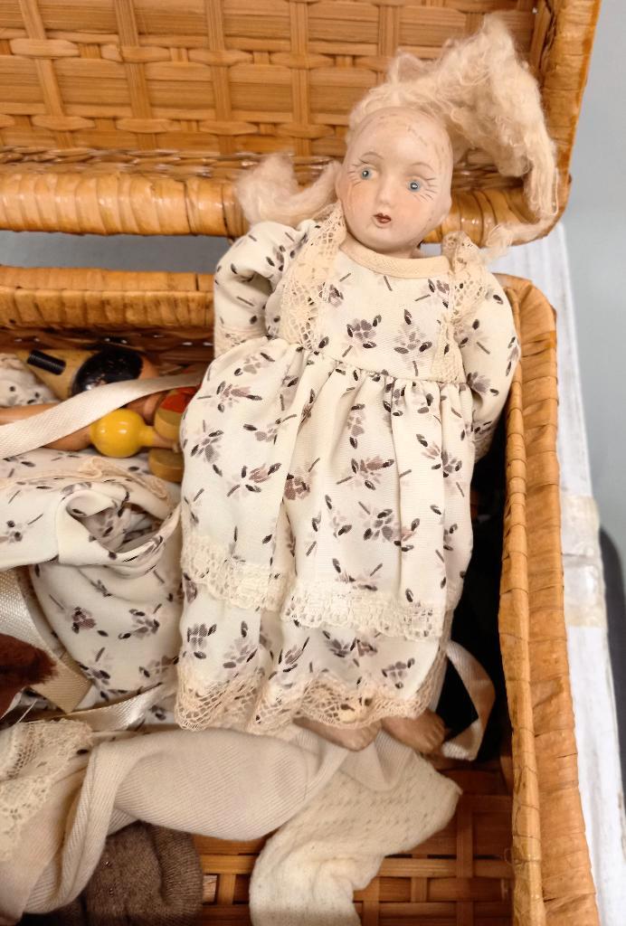 Oude of Antieke pop in koffertje met poppenkleren etc., Antiek en Kunst, Antiek | Speelgoed, Ophalen of Verzenden