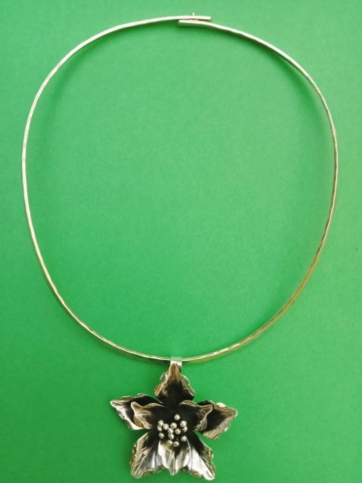Mooie Zilveren Gehamerde Spang met daaraan een Ster bloem, Sieraden, Tassen en Uiterlijk, Antieke sieraden, Hanger, Zilver, Verzenden