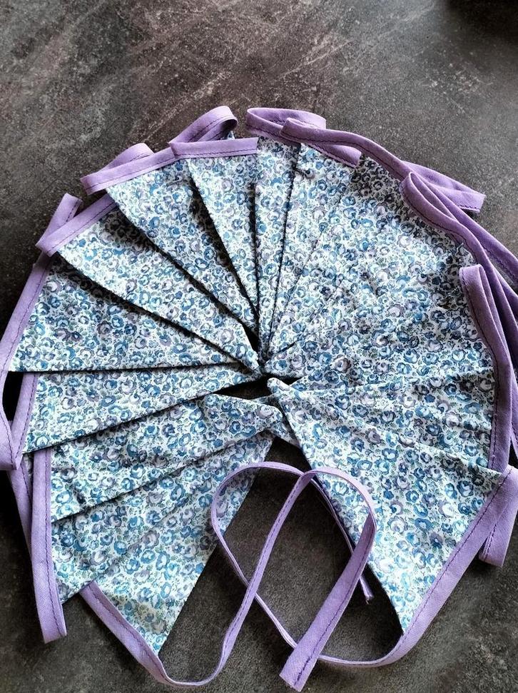 Vlaggenlijn LILA/GEBLOEMD (3 m.), Hobby en Vrije tijd, Feestartikelen, Nieuw, Versiering, Overige, Ophalen of Verzenden