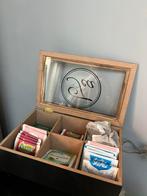 ZWART HOUTEN THEEKIST MET GLAZEN DEKSEL INCL VOL THEEZAKJES, Minder dan 50 cm, Glas, Minder dan 50 cm, Ophalen of Verzenden