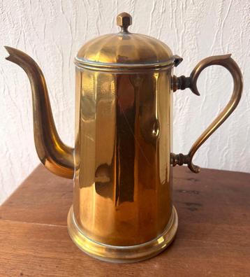 vintage geelkoperen koffie- of theepot  beschikbaar voor biedingen