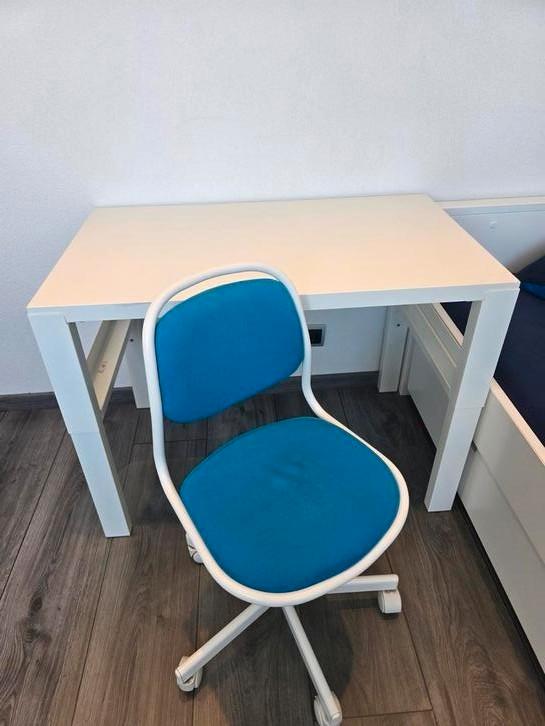 Ikea kinderbureau en stoel/ vloerbeschermer, Kinderen en Baby's, Kinderkamer | Tafels en Stoelen, Gebruikt, Tafel(s) en Stoel(en)