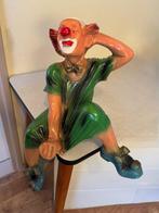 MOOI beeld van een ZITTENDE CLOWN die op punt van kast zit, Verzamelen, Beelden en Beeldjes, Ophalen of Verzenden, Zo goed als nieuw