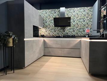 Grote en extra hoge NOLTE keuken in betonlook beschikbaar voor biedingen