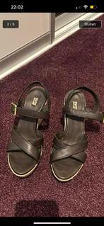 Bruine leren UGG sleehakken maat 38, UGG, Bruin, Ophalen of Verzenden, Zo goed als nieuw