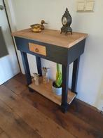 Robuuste sidetable., Huis en Inrichting, Tafels | Sidetables, 100 tot 150 cm, Ophalen of Verzenden, Grenenhout, 25 tot 50 cm