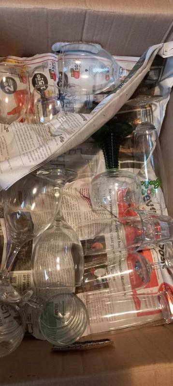 Gratis Grote doos met glaswerk beschikbaar voor biedingen