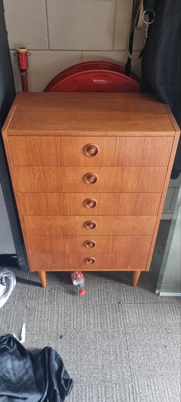 Vintage kastje beschikbaar voor biedingen