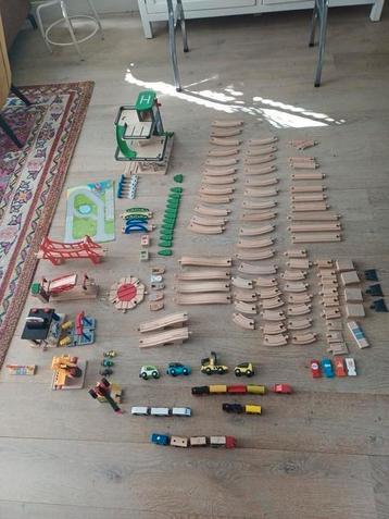 Complete houten treinset met vele onderdelen en parkeergarag beschikbaar voor biedingen