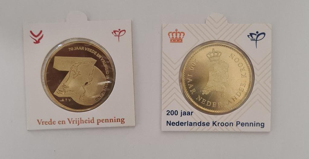Nederland 2x penning in munthouder Vrede en Vrijheid, Postzegels en Munten, Munten | Nederland, Verzenden, Koningin Beatrix, Overige waardes