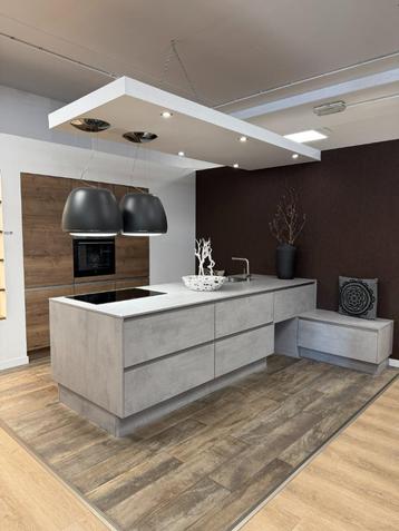 Beton Showroom Keuken eiland met aeg Keukensale Leiderdorp  beschikbaar voor biedingen