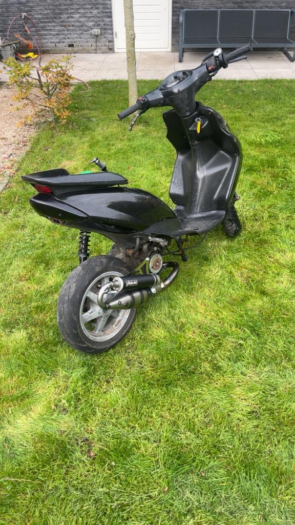 Yamaha jog r 70cc, Fietsen en Brommers, Scooters | Peugeot, Zo goed als nieuw, Speedfight, Tweetakt, Ophalen of Verzenden