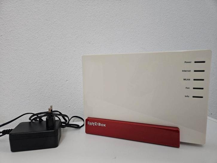 Fritzbox 7581, Computers en Software, Routers en Modems, Zo goed als nieuw, Router met modem, Ophalen of Verzenden