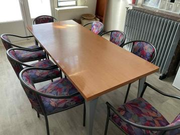 grote lange tafel plus 8 stoelen, gebruikt, wel in goede st. beschikbaar voor biedingen