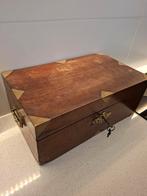 Antieke houten kist met messing details, Huis en Inrichting, Woonaccessoires | Kisten, Ophalen, Gebruikt, Minder dan 50 cm, Metaal