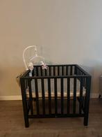 Zwarte houten complete baby box (incl alles op de foto), Kinderen en Baby's, Boxen, Ophalen, Zo goed als nieuw, Vierkant, In hoogte verstelbaar