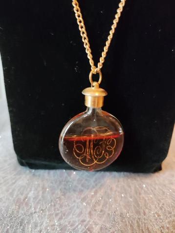 Mooi vintage parfumflesje aan ketting beschikbaar voor biedingen