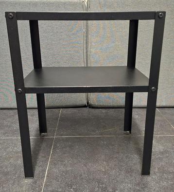 Zwart nachtkastje met plank beschikbaar voor biedingen